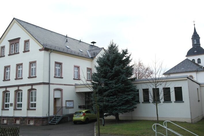 Den alten Zettlitzer Schulbau aus dem Jahr 1885 (links im Bild) hatte die Gemeinde von der Evangelischen Landeskirche gekauft.