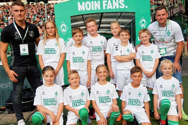 Aus zwei Karten wurden auf einmal 24 - "Moin Fans!" hieß es zum Start in die neue Saison der Fußball-Bundesliga für die Mädchen und Jungen aus Bad Brambach in Bremen.