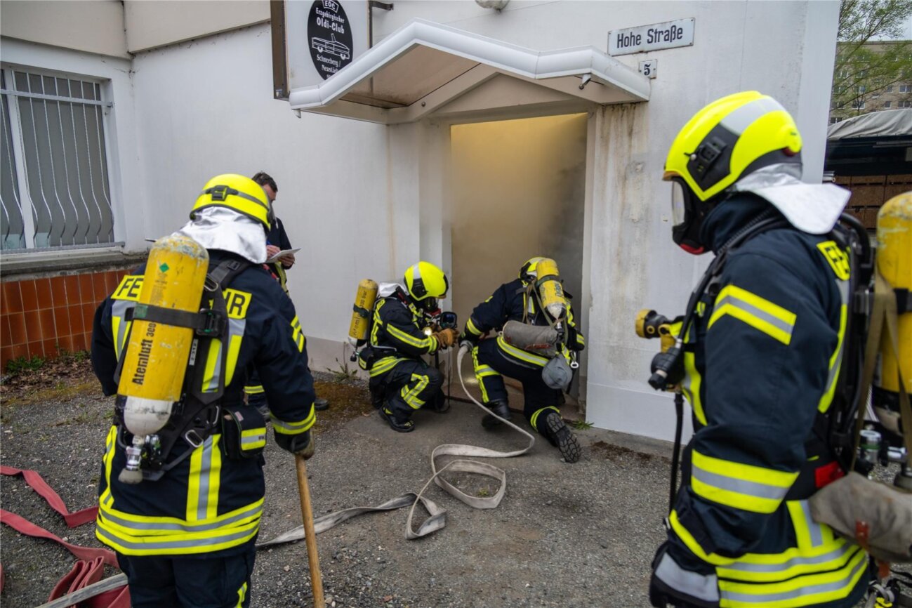 Ausbildung Bei Der Feuerwehr: Großübung Simuliert Brand In Oldtimer-Club