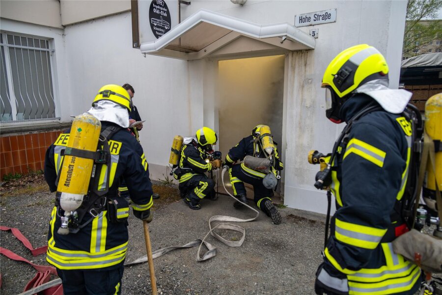 Ausbildung bei der Feuerwehr: Großübung simuliert Brand in Oldtimer-Club - Es wurde ein Brand in einem Oldtimer-Club simuliert.