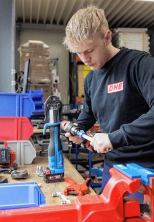 Ausbildungsmarkt: Lücke klafft zwischen Angebot und Nachfrage - Franz Freyer aus Gornsdorf gehört zu den Vorzeige-Lehrlingen bei Drechsler Haustechnik in Ehrenfriedersdorf. 