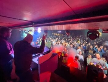 Auseinandersetzung bei Musiknacht - Das DJ-Team Ananas sorgte bei der 3. Buchholzer Musiknacht für Partystimmung. 