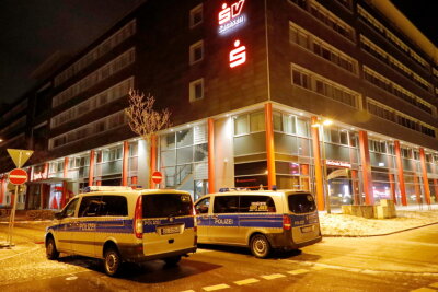 Auseinandersetzung im Zentrum von Chemnitz: Mann mit Messer schwer verletzt - Der Bereich wurde am Abend abgesperrt. 