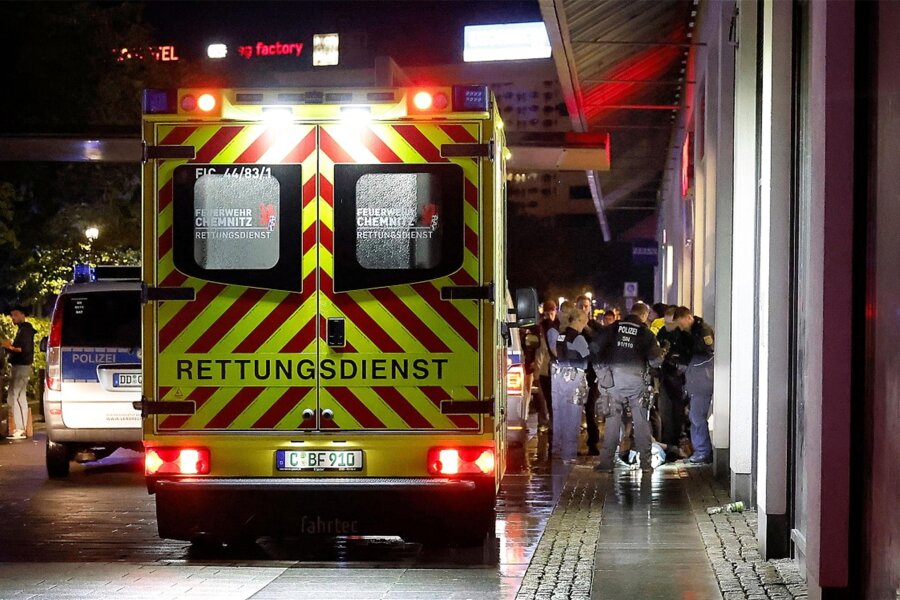 Auseinandersetzung in der Chemnitzer Innenstadt: Verletzter muss ins Krankenhaus - Rettungsdienst und Polizei mussten am Freitagabend in die Innenstadt ausrücken.