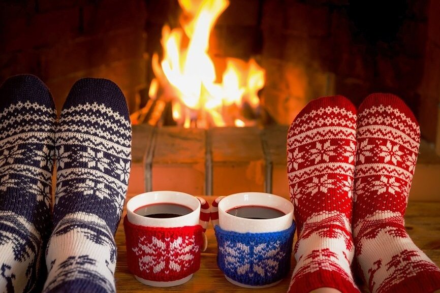 Ausfall der Weihnachtsmärkte: So machen sie sich den Glühwein selbst - Warme Füße, heißer Drink: Beim Glühweintrinken ist den meisten das Event wichtiger als die Qualität.
