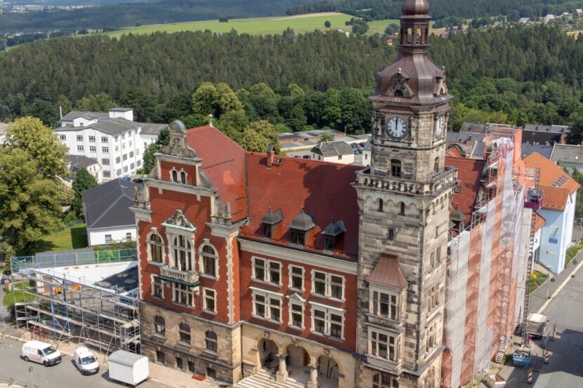 Ausfall von Firmen: Rathaus-Bau in Falkenstein gerät in Verzug - Das Falkensteiner Rathaus wird seit 2019 saniert und bekommt einen Anbau (links). 