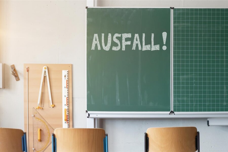 Ausfallstunden in Mittelsachsen: An welchen Schulen gibt es die meisten? - Tafelbild mit Symbolkraft: An Sachsens Schulen sind im ersten Schulhalbjahr mehr Stunden ausgefallen als ein Jahr zuvor.