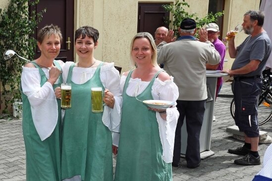 Ausflügler genießen Vatertag im Landkreis - "Weiberwirtschaft" (Grit Otto, Nicole Fischer und Nancy Kißhauer, von links) in Langenreinsdorf. 
