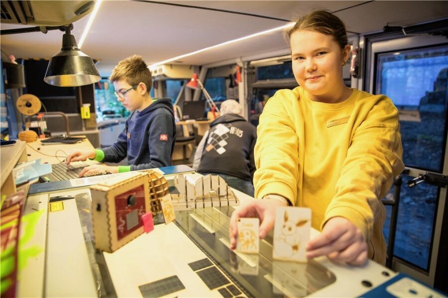 Ausflug in die digitale Welt noch bis Freitag möglich: Technik-Mobil macht in Freiberg Station - Die 13-jährige Leonie erklärt Kindern und Jugendlichen im Fab-Mobil, wie Laserschneiden funktioniert. 