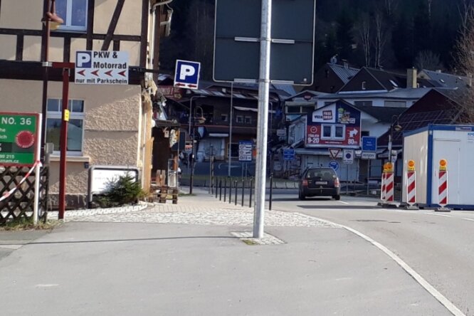 Ausflug über die Grenze derzeit nur unter Auflagen möglich - Ein Auto mit tschechischem Kennzeichen fährt unkontrolliert über den Grenzübergang in Johanngeorgenstadt nach Tschechien. 