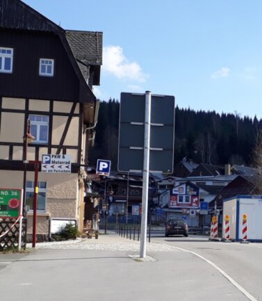 Ein Auto mit tschechischem Kennzeichen fährt unkontrolliert über den Grenzübergang in Johanngeorgenstadt nach Tschechien. 