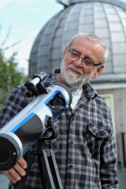 Ausflug zu Planeten in Hartha: Sternwarte und Hochschule zeigen Sonnenfinsternis - Hans-Dieter Köhler vom Verein Sternwarte zeigt ein Teleskop, das einen Blick auf das Innenleben zulässt, und wird Besucher am Sonnenteleskop einweisen. 
