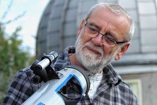 Ausflug zu Planeten in Hartha: Sternwarte und Hochschule zeigen Sonnenfinsternis - Hans-Dieter Köhler vom Verein Sternwarte zeigt ein Teleskop, das einen Blick auf das Innenleben zulässt, und wird Besucher am Sonnenteleskop einweisen. 