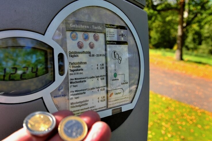 Ausflugsziele vor Haustür: Was kostet das Parken? - Der Parkschein-Automat in der Mittweidaer Aue an der Talsperre Kriebstein. Das Tagesticket kostet hier 2 Euro, noch. 