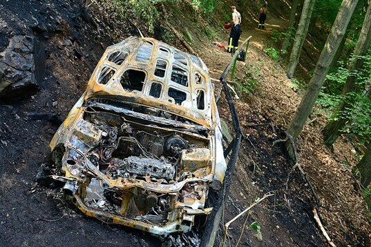Ausgebrannter Honda - Feuerwehr verhindert Waldbrand - 