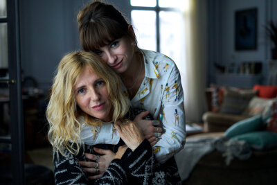 "Ausgeflogen" erzählt vom Loslassen - Eng verbunden: Sandrine Kiberlain und Thaïs Alessandrin, Tochter der Regisseurin, als Mutter und Tochter in "Ausgeflogen".