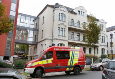 Ausgelaufenes Kühlmittel ruft Feuerwehr auf den Plan - Wegen einer übelriechenden Substanz rückte die Feuerwehr an die Chemnitzer Kanzlerstraße an.