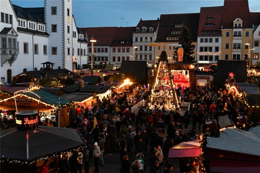 Ausgewählt: Die schönsten Weihnachtsmärkte in Mittelsachsen - Der Weihnachtliche Christmarkt vor dem Freiberger Rathaus wird auch in diesem Jahr am 1. und 3. Advent von einem einkaufsoffenen Sonntag flankiert.