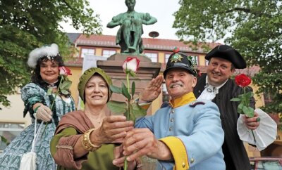 Die Schauspieler Birgit Lehmann, Gisela Berszick, Klaus Wawra und Thomas Kühn (v.l.) präsentieren in Siebenlehn das Miskus-Programm.