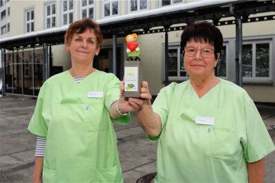 Ausgezeichnet: Helfer packen im Auer Krankenhaus an - Hiltrud Orgis (l.) und Monika Neef gehören zu den sogenannten Grünen Damen und Herren, die sich am Helios-Klinikum ehrenamtlich um Patienten kümmern. Sie wurden mit dem Ehrenamt des Monats ausgezeichnet.