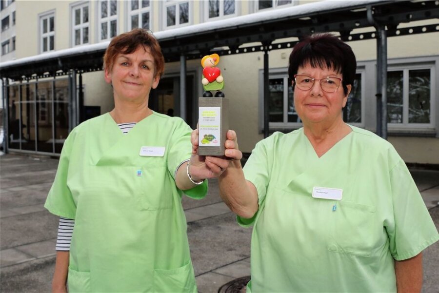 Ausgezeichnet: Helfer packen im Auer Krankenhaus an - Hiltrud Orgis (l.) und Monika Neef gehören zu den sogenannten Grünen Damen und Herren, die sich am Helios-Klinikum ehrenamtlich um Patienten kümmern. Sie wurden mit dem Ehrenamt des Monats ausgezeichnet.