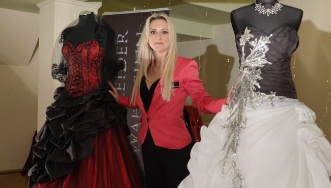 Ausgezeichnete Hochzeitsmode bei den "Traumtagen" im Ballhaus - Ina Riedel - Inhaberin einesBrautmodengeschäfts