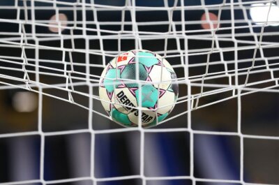 Auslosung des DFB-Pokal-Viertelfinales: RB Leipzig muss nach Hannover - Ein Fußball liegt vor der Partie im Netz.