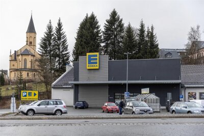 Ausnahmesituation am Fichtelberg: Welchen Ersatz es in Oberwiesenthal für den geschlossenen Supermarkt gibt - Während der Edeka umgebaut wird, werden auf dem Parkplatz davor einige Händler Station machen. Vor allem montags.