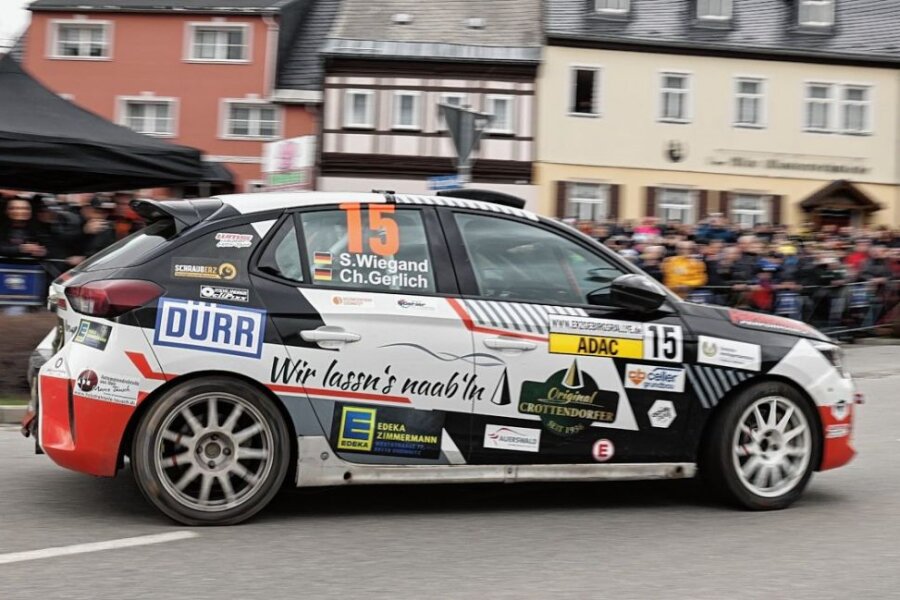 Ausnahmetalent hält Wort - Sepp Wiegand vom MC Grünhain gab vor der eigenen Haustür alles. Auch auf dem Rundkurs in der Klosterstadt, der sich bei der 58. ADAC-Rallye Erzgebirge wieder als Zuschauermagnet erwies. 