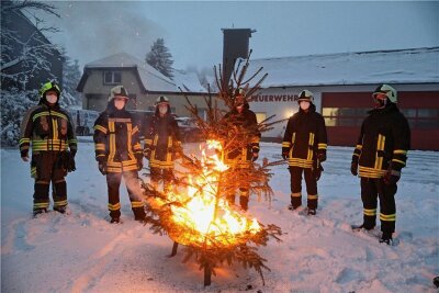 Ausrangierte Bäume landen in Oberlungwitz, Gersdorf und Wüstenbrand im Feuer - Das Weihnachtsbaumfeuer in Wüstenbrand loderte im Vorjahr nur symbolisch. 