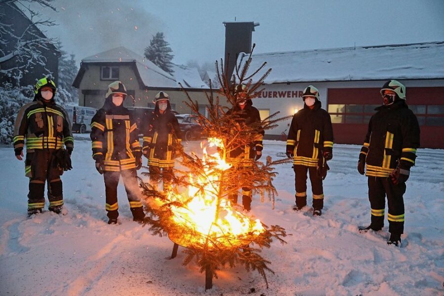 Ausrangierte Bäume landen in Oberlungwitz, Gersdorf und Wüstenbrand im Feuer - Das Weihnachtsbaumfeuer in Wüstenbrand loderte im Vorjahr nur symbolisch. 