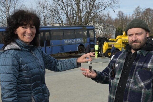 Heidi Schmidt, Sachgebietsleiterin Tourismus und Wirtschaftsförderung der Stadt Schneeberg, hat den ausrangierten Bus für die Nutzer der Skateranlage an Streetworker Frank Baumann übergeben.