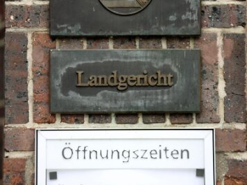 Ausschreitungen bei Demos - Polizei nimmt Tatverdächtigen fest -            Ein Schild "Landgericht" in Chemnitz.