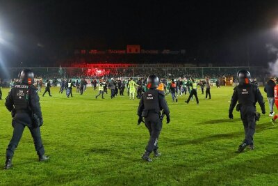 Ausschreitungen bei Sachsenpokal-Halbfinale in Leipzig: Polizei ermittelt gegen mehrere Fans - Nach dem Sachsenpokal-Halbfinale betraten auch Polizisten das Spielfeld. 