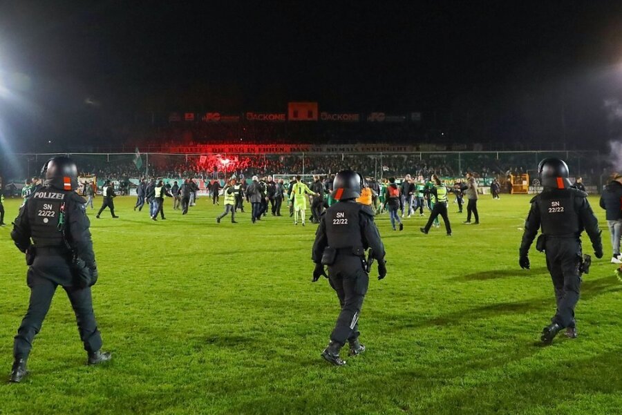 Nach dem Sachsenpokal-Halbfinale betraten auch Polizisten das Spielfeld. 
