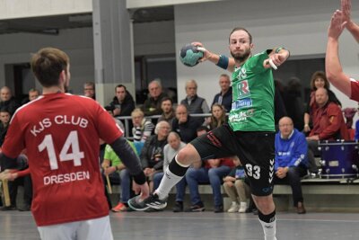 Ausschreitungen beim Handball: Weinböhlaer erheben Vorwürfe gegen Zwönitzer HSV - Für Tommy Löbner (Mitte) und seine Zwönitzer wird es nicht leicht, sich wieder aufs Handballspielen zu konzentrieren. Gegen den KJS-Club muss dringend ein Sieg her – im Vorjahr klappte das deutlich.
