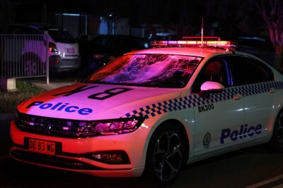 Ausschreitungen nach Terrorangriff auf Bischof in Sydney - Ein Polizeifahrzeug mit zertrümmerter Windschutzscheibe.