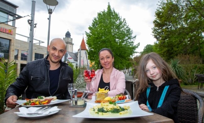 Maurizio, Maria und Davina zählten am Pfingstmontag zu den ersten Gästen im Außenbereich des Plauener Theatercafés. Von Anfang an gibt es hier wieder das volle Sortiment der Speisekarte. 