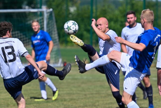 Die Kreisliga-Fußballer von Blau-Weiß Chemnitz um Alexander Zimmermann (am Ball) haben dem Favoriten aus Wurzen, der eine Liga höher in der Landesklasse spielt, in der ersten Runde des Landespokals gut Paroli geboten. Sie verloren dennoch mit 0:1. 