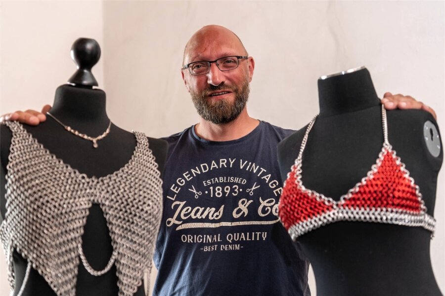 Außergewöhnliche Mode für Frauen aus Rochsburg: Mann punktet mit Kettenhemd auf Wave-Gotik-Treffen - Ronny Dietze hat auch diese beiden Kettenkleidungsstücke gefertigt.