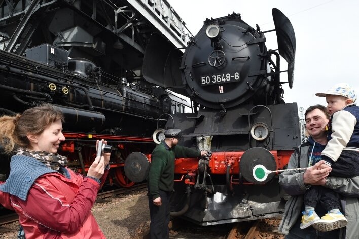 Die 1941 gebaute Dampflok 50 3648-8 gehört zum Bestand des Eisenbahnmuseums Chemnitz-Hilbersdorf und ist stets ein beliebtes Fotomotiv. Am Wochenende zieht die 1760 PS starke Lok beim Saisonstart der Erzgebirgischen Aussichtsbahn den Schwarzenberger Museumszug. 