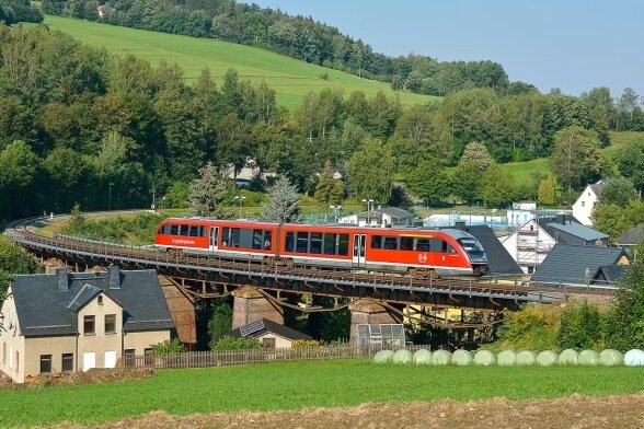 Aussichtsbahn: Gutschein-Stau wächst an - Am bisher letzten Fahrtwochenende der Erzgebirgischen Aussichtsbahn im August 2020 - hier am Sportgelände in Markersbach - kam ein moderner Triebwagen (BR 642) der Erzgebirgsbahn zum Einsatz. 