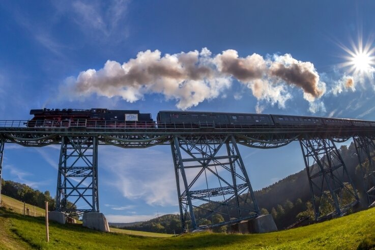 Aussichtsbahn will nach Zwangspause wieder durchstarten - Auch das wird die Erzgebirgische Aussichtsbahn in diesem Jahr wieder bieten: den von einer Dampflok gezogenen Museumszug des Vereins Sächsischer Eisenbahnfreunde auf dem Viadukt in Markersbach. 