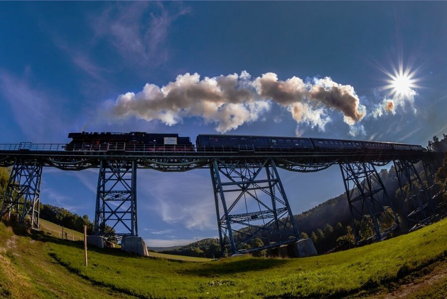 Auch das wird die Erzgebirgische Aussichtsbahn in diesem Jahr wieder bieten: den von einer Dampflok gezogenenMuseumszug des Vereins Sächsischer Eisenbahnfreunde auf dem Viadukt in Markersbach. 