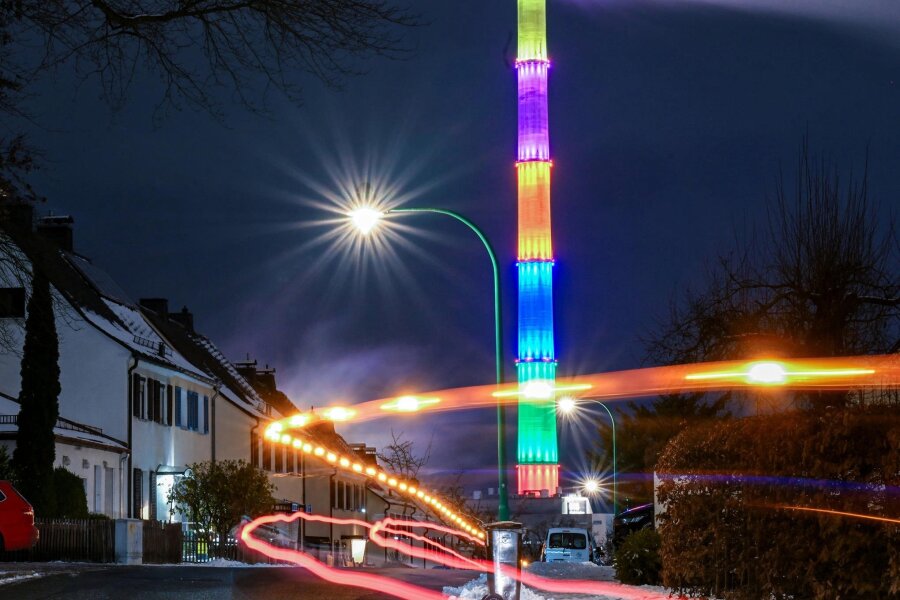 Aussichtsplattform auf 300 Meter – Chemnitzer Visionen für die bunte Esse - Nachts leuchtet die Esse in Chemnitz markant in bunten Farben. Jetzt gibt es Ideen für weitere Nutzung.