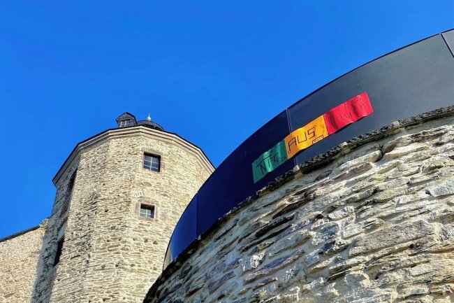 Aussichtsplattform in Plauen: Buntes Plakat gibt Rätsel auf - Weithin sichtbar zierte ein buntes Plakat die Bastion.