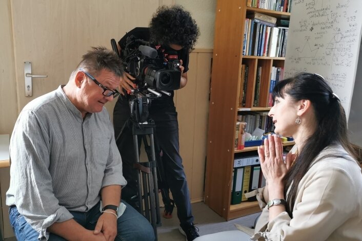 Die Vorsitzende des Integrationsclubs "Impuls", Inga Sabelfeld, wird von Regisseur Volker Insel interviewt. Alexandra Czok filmt. 