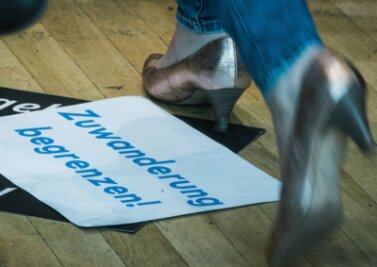 Aussprache am Familientisch - Das Schild mit der Aufschrift "Zuwanderung begrenzen" liegt zwar am Ende des JU-Deutschlandtags achtlos auf dem Boden. Doch dieses Thema bewege die Menschen und habe auch die Beziehung zwischen CDU und CSU erschüttert, räumte Bundeskanzlerin Angela Merkel in Dresden ein.