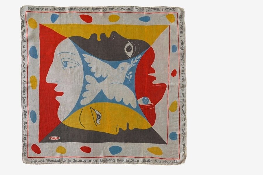 Ausstellung: Die Friedenstaube als Politikum - Tuch der französischen Delegation zu den Weltjugendfestspielen in Ostberlin nach einem Entwurf von Picasso. Das Motiv wurde vom Berliner Ensemble als Plakat verwendet. 