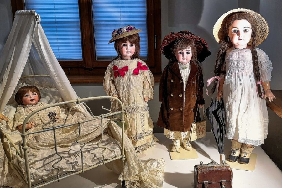 Puppen aus der Zeit um 1900 in der Ausstellung im Wasserschloß Klaffenbach. Die Puppen spiegeln die bürgerlichen Konventionen und Familienvorstellungen ihrer Entstehungszeit. 